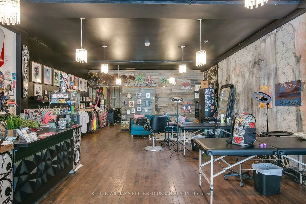 1696, Queen, Roncesvalles, Toronto