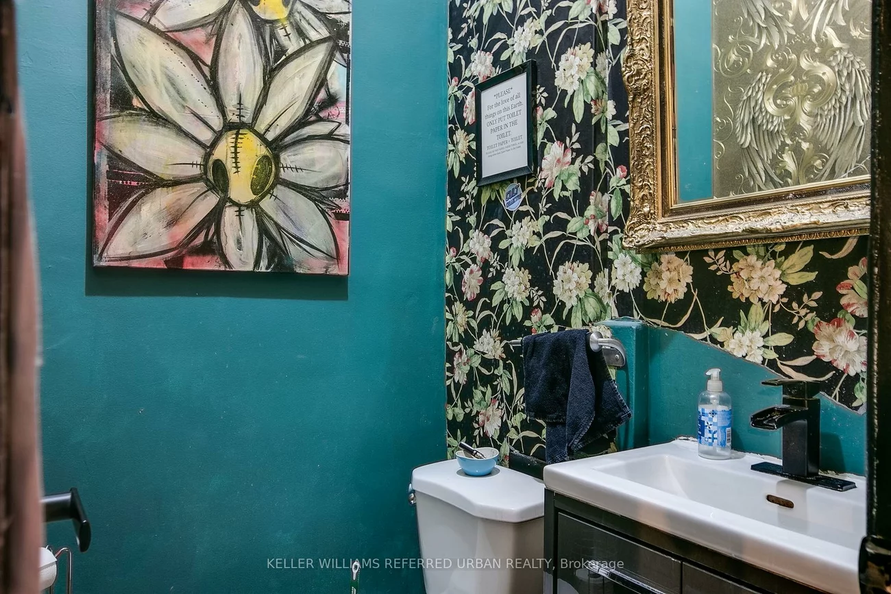 1696, Queen, Roncesvalles, Toronto