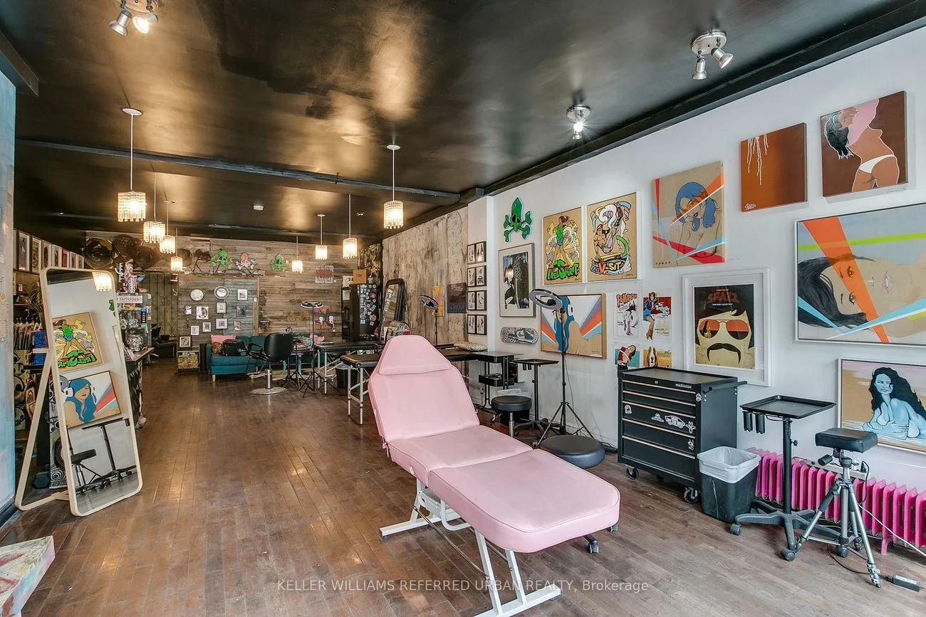 1696, Queen, Roncesvalles, Toronto