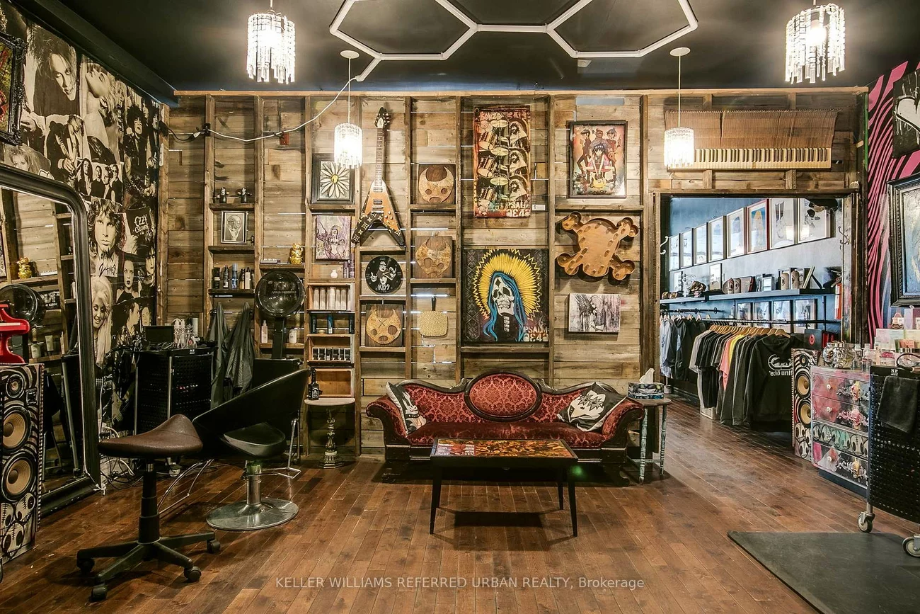 1696, Queen, Roncesvalles, Toronto