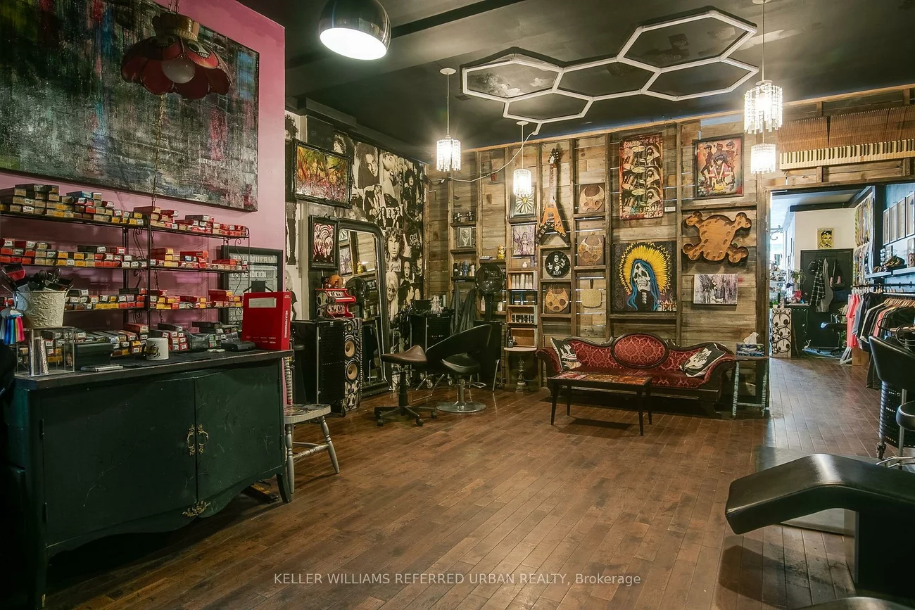 1696, Queen, Roncesvalles, Toronto