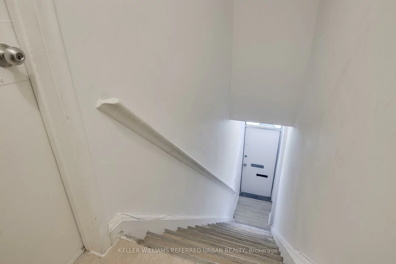 1696, Queen, Roncesvalles, Toronto