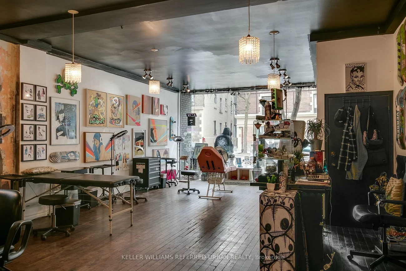 1696, Queen, Roncesvalles, Toronto