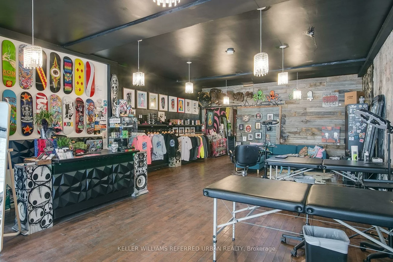 1696, Queen, Roncesvalles, Toronto