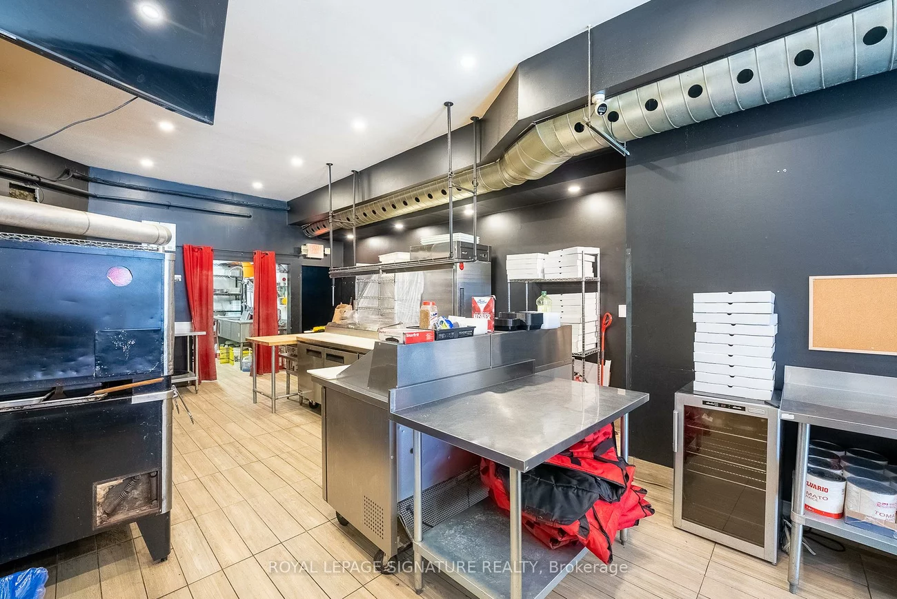 2243, Dundas, High Park-Swansea, Toronto