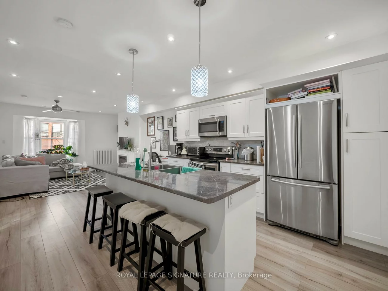 2243, Dundas, High Park-Swansea, Toronto