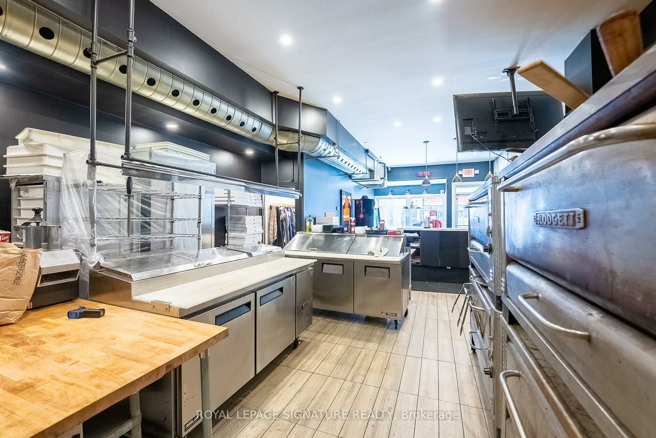 2243, Dundas, High Park-Swansea, Toronto