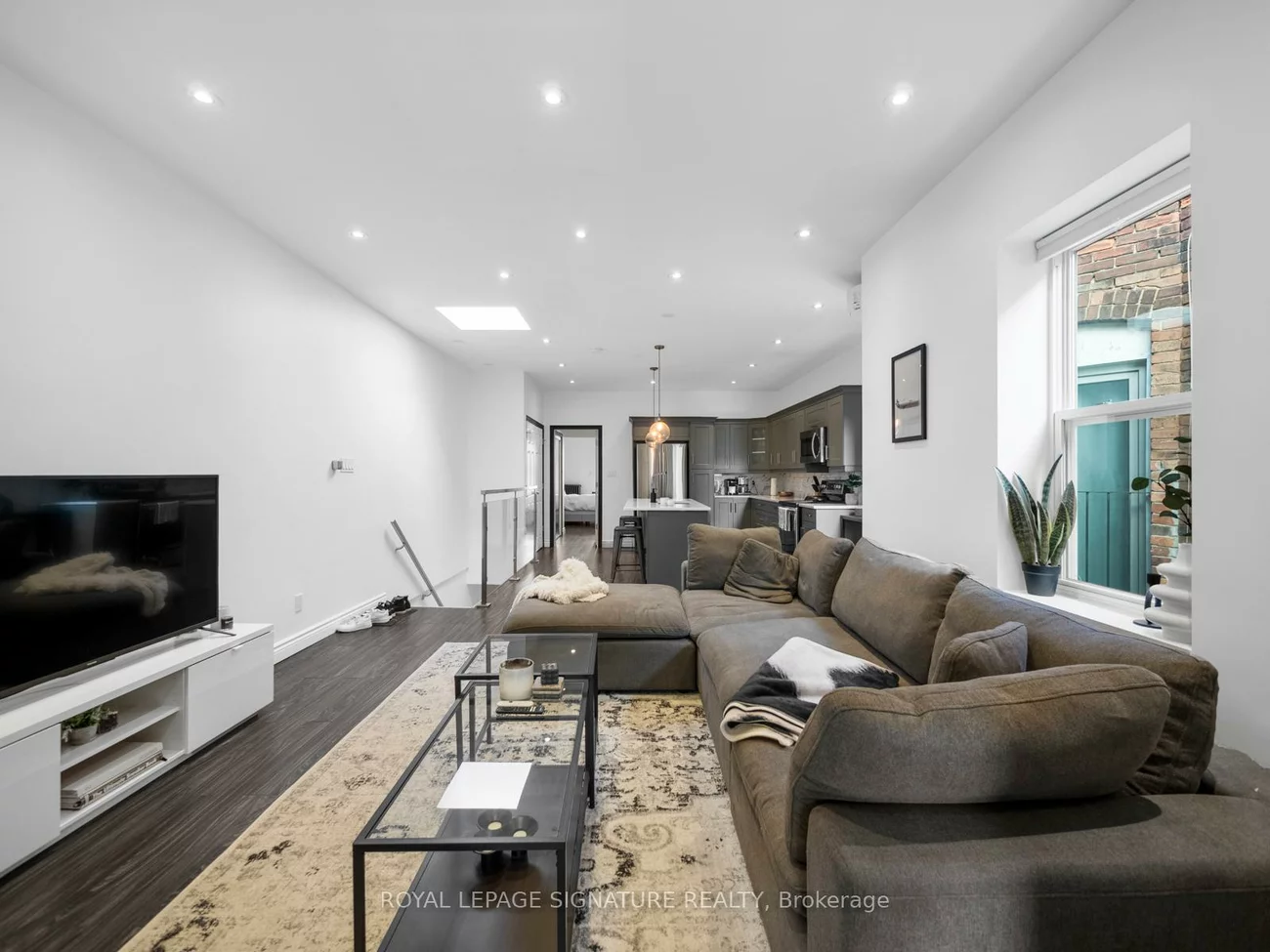 2243, Dundas, High Park-Swansea, Toronto