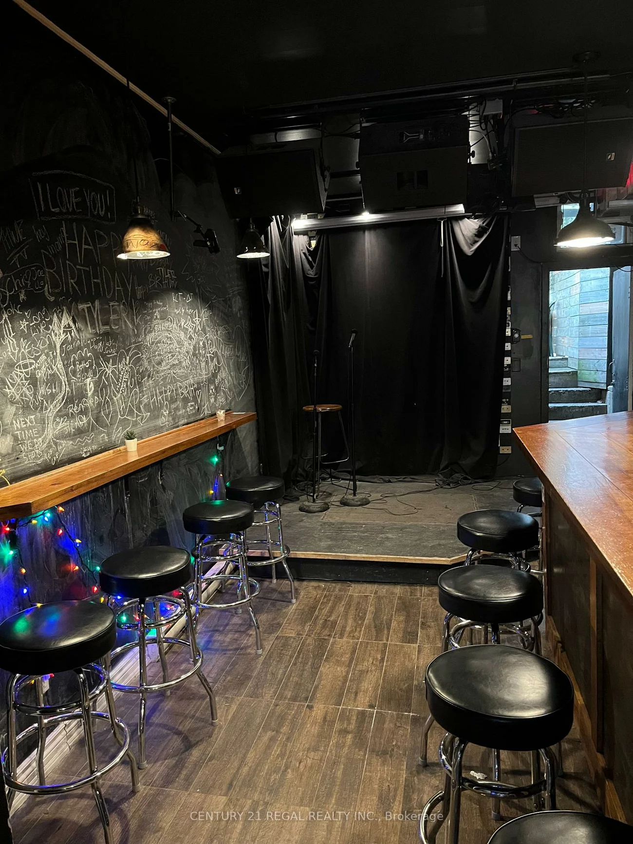 1704, Queen, Roncesvalles, Toronto