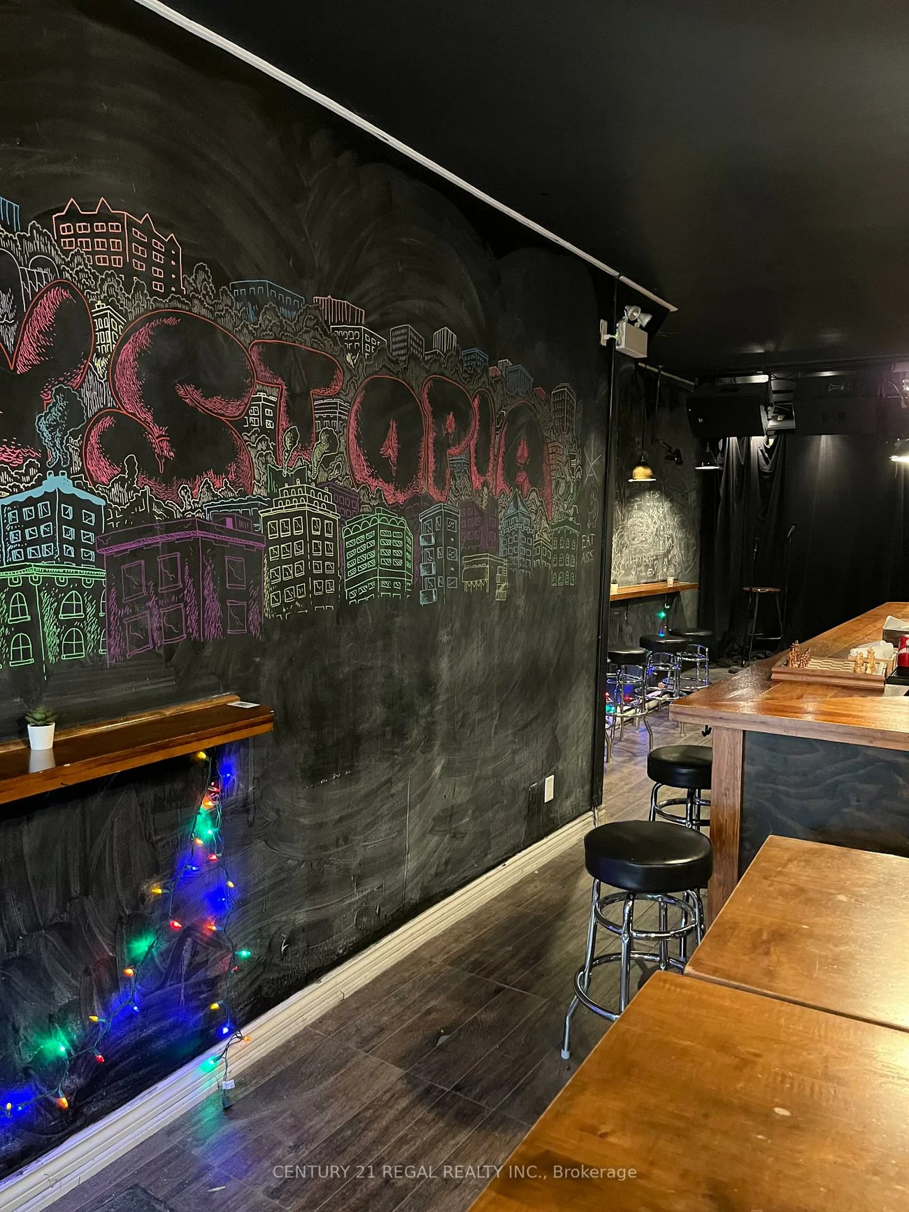 1704, Queen, Roncesvalles, Toronto