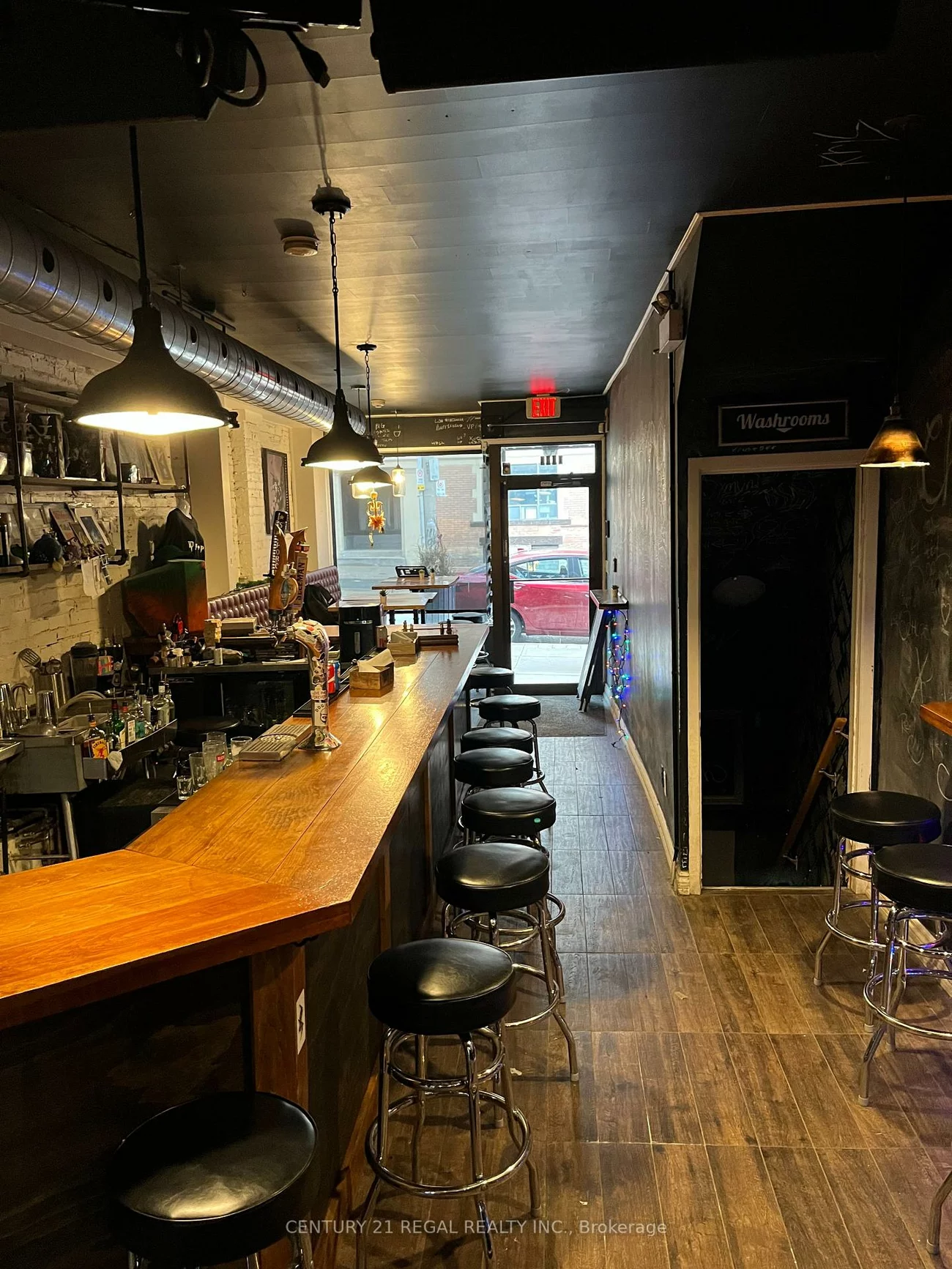 1704, Queen, Roncesvalles, Toronto