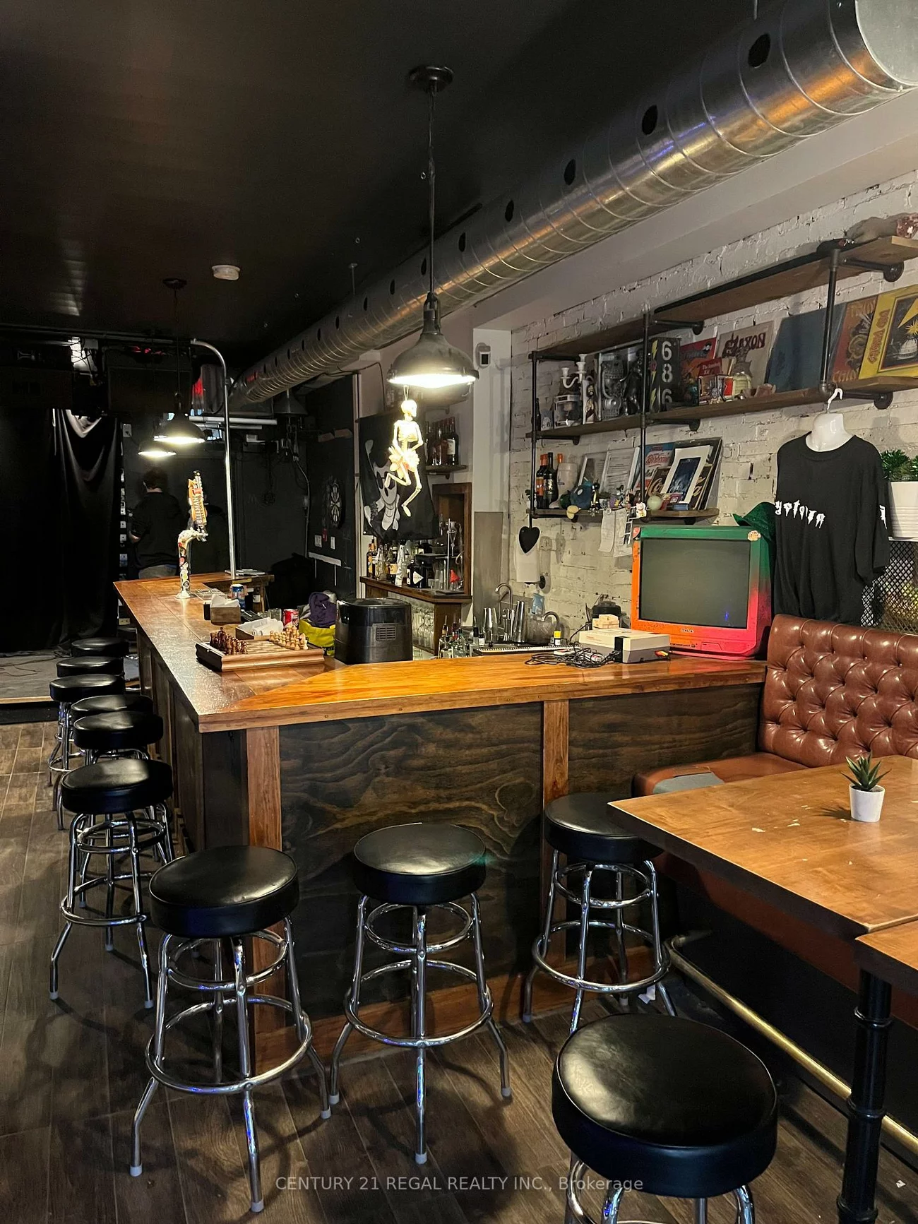 1704, Queen, Roncesvalles, Toronto