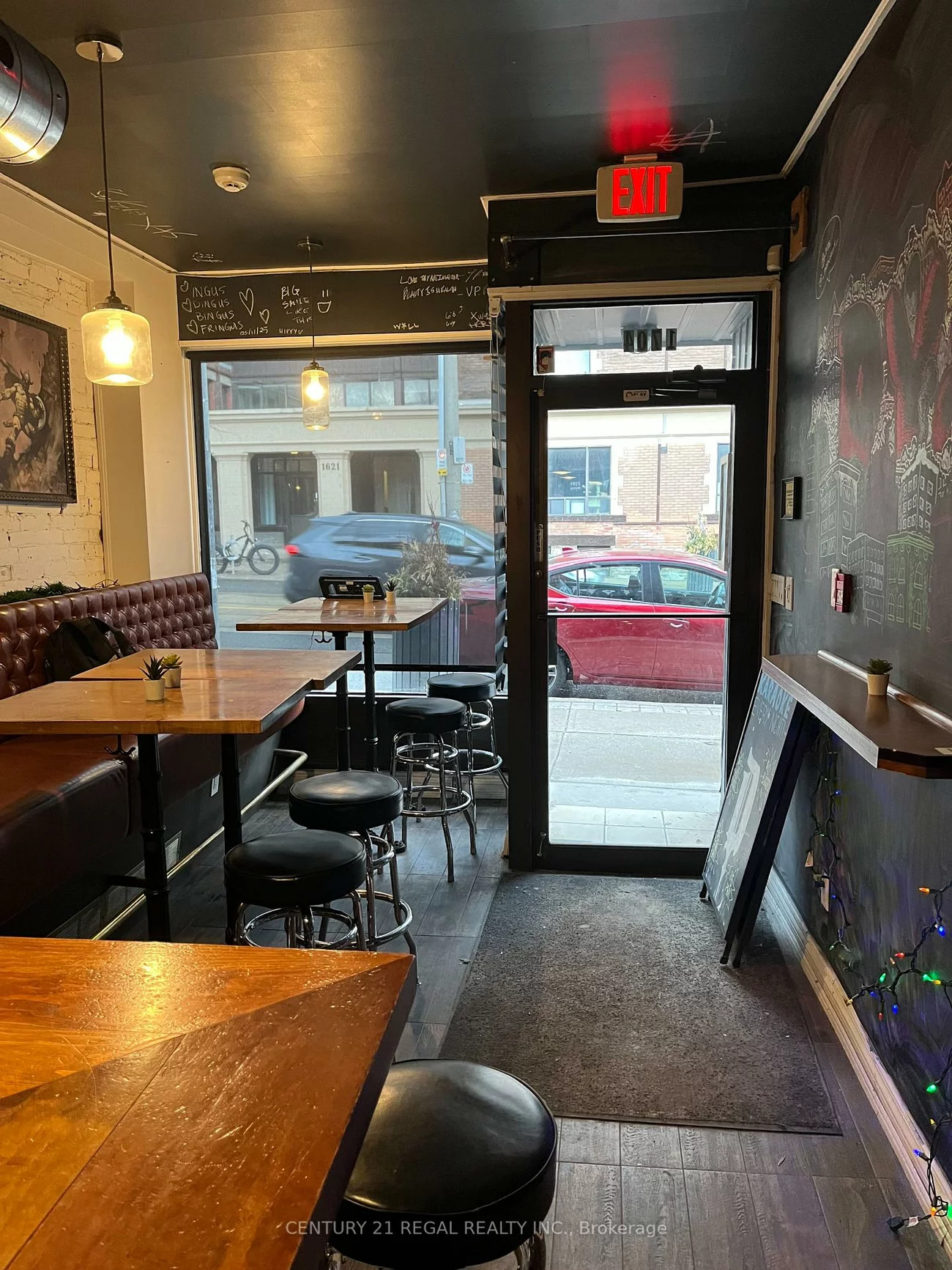 1704, Queen, Roncesvalles, Toronto