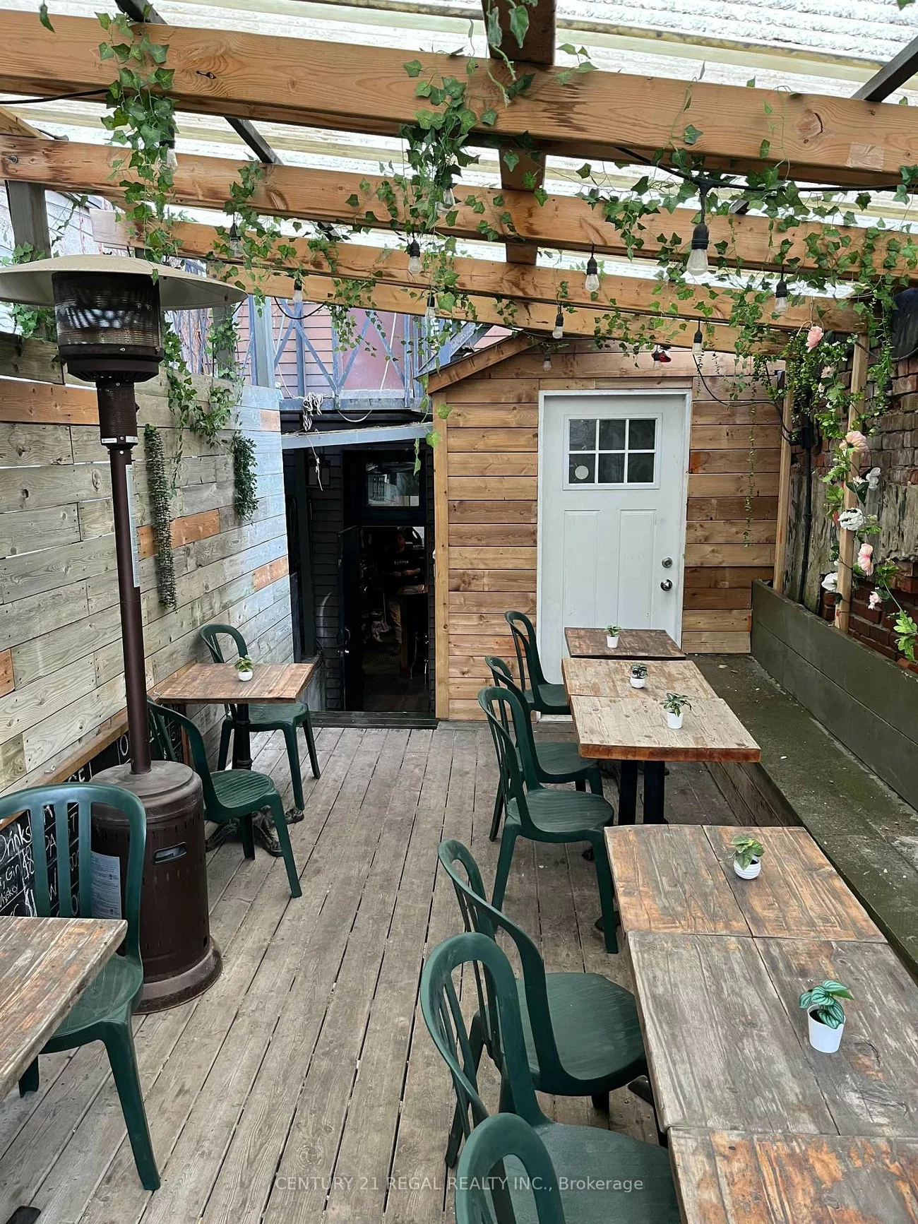 1704, Queen, Roncesvalles, Toronto