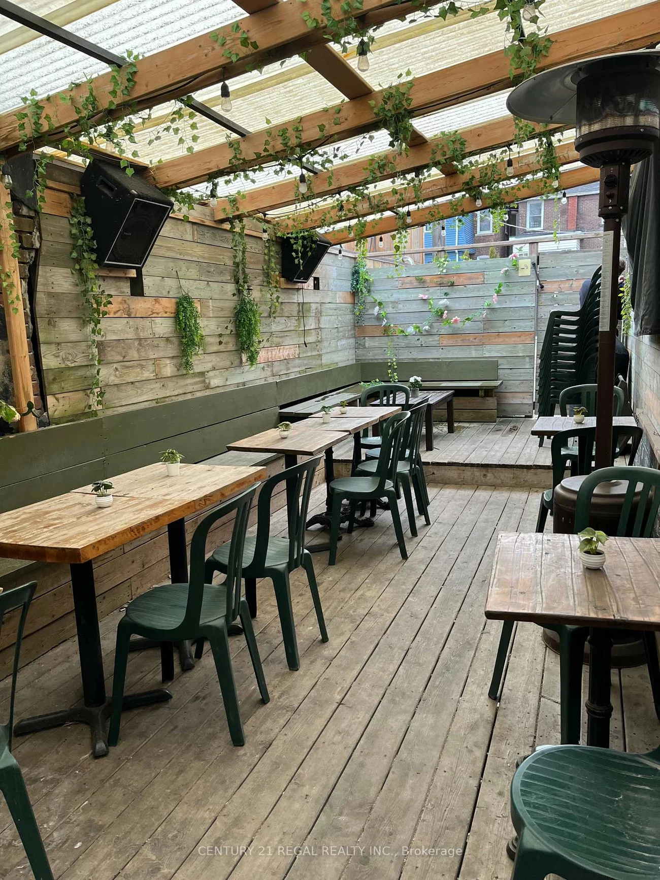 1704, Queen, Roncesvalles, Toronto