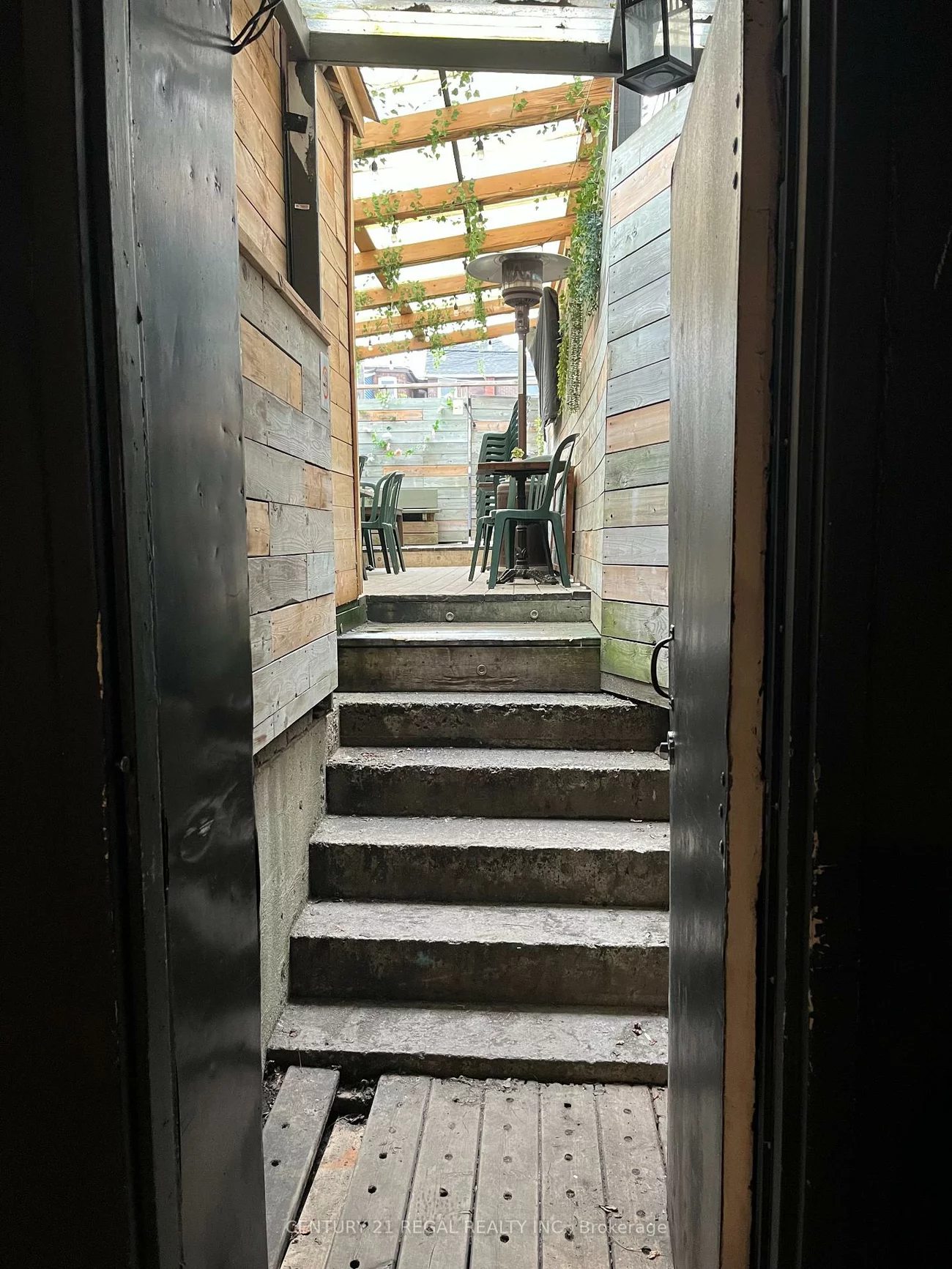 1704, Queen, Roncesvalles, Toronto