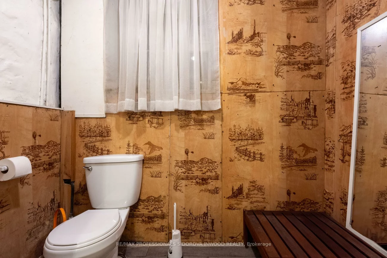 1665, Bloor, High Park-Swansea, Toronto