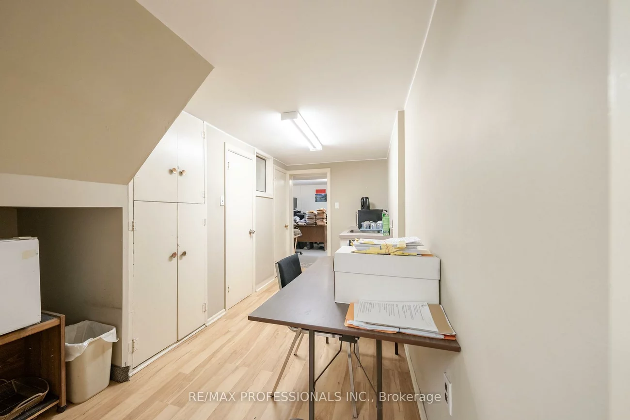 586, Browns, Alderwood, Toronto