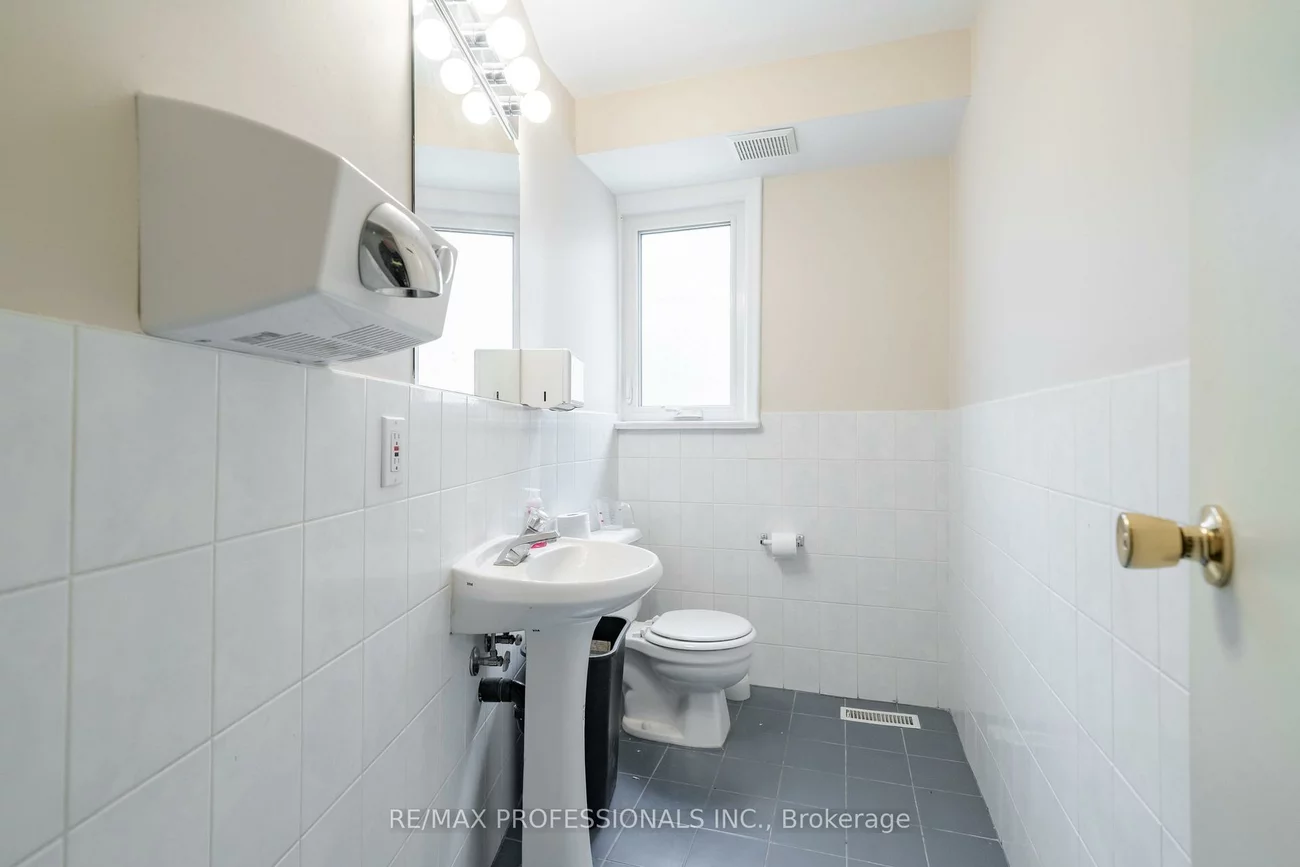 586, Browns, Alderwood, Toronto