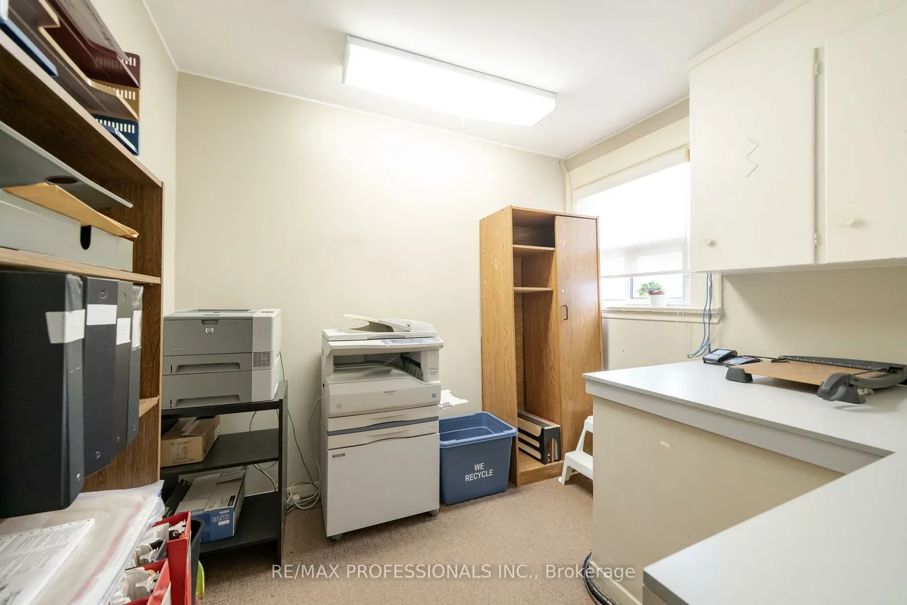 586, Browns, Alderwood, Toronto
