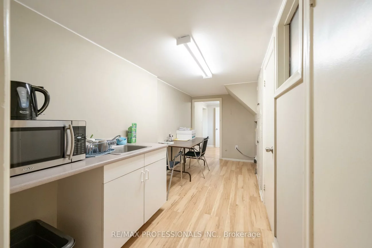 586, Browns, Alderwood, Toronto