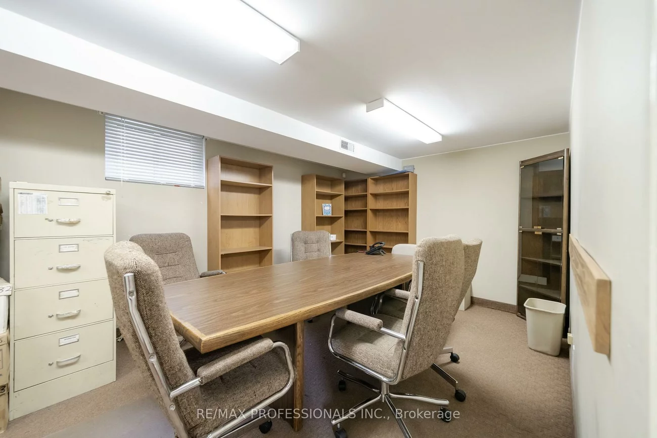 586, Browns, Alderwood, Toronto