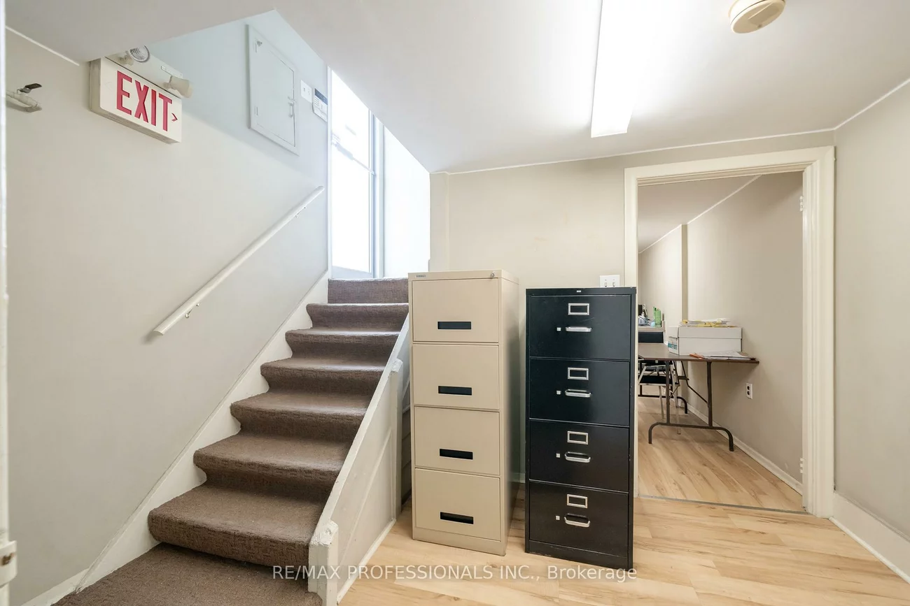 586, Browns, Alderwood, Toronto