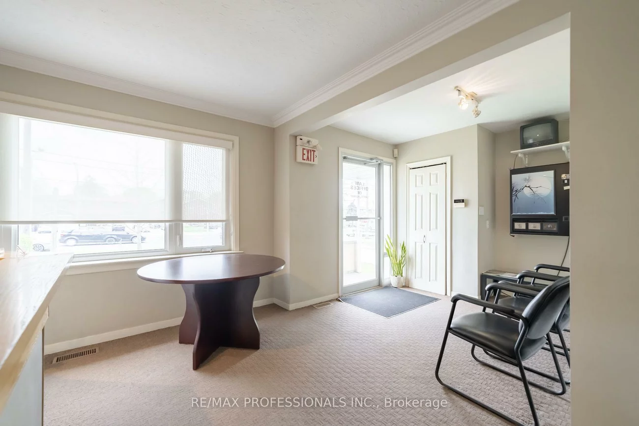 586, Browns, Alderwood, Toronto