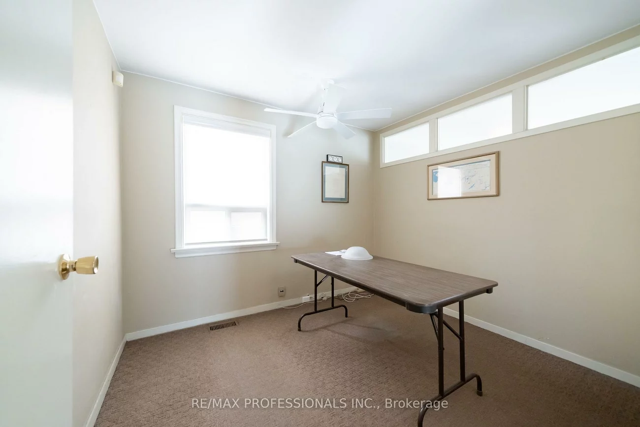 586, Browns, Alderwood, Toronto