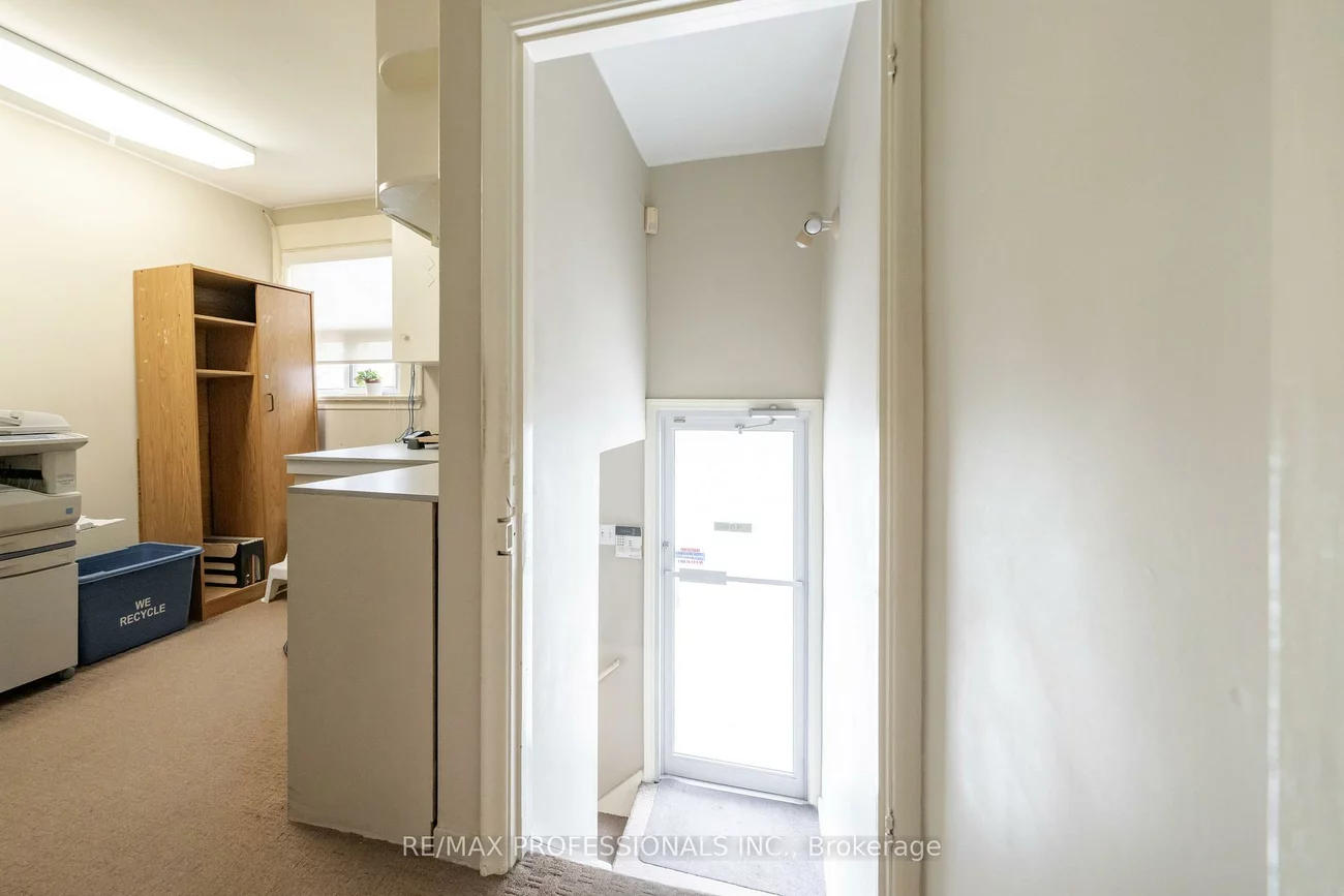586, Browns, Alderwood, Toronto