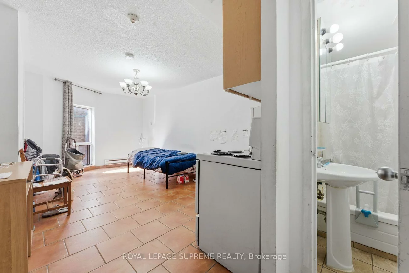 20, Maynard, South Parkdale, Toronto