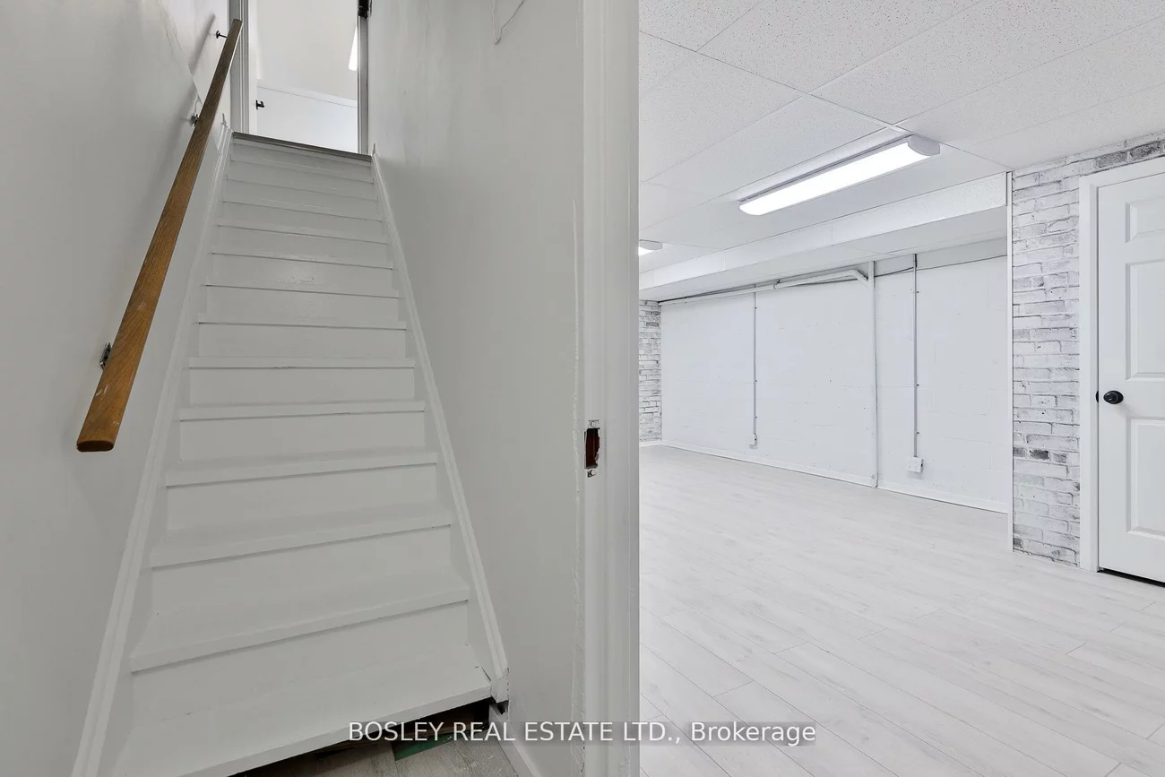 1674, St Clair, Weston-Pellam Park, Toronto