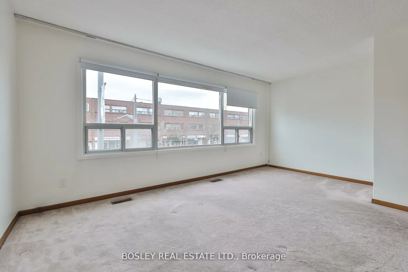1674, St Clair, Weston-Pellam Park, Toronto
