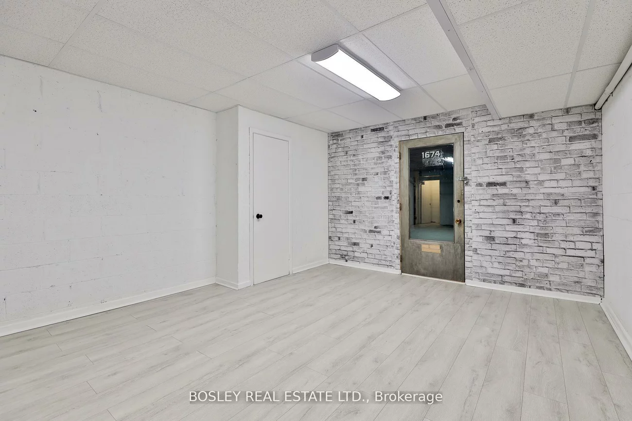 1674, St Clair, Weston-Pellam Park, Toronto