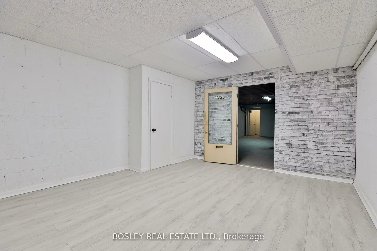 1674, St Clair, Weston-Pellam Park, Toronto