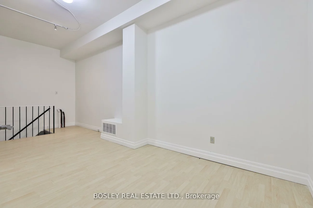 1674, St Clair, Weston-Pellam Park, Toronto