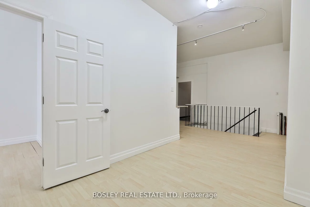 1674, St Clair, Weston-Pellam Park, Toronto