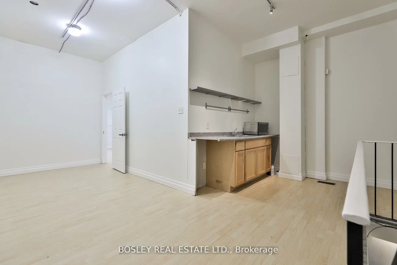 1674, St Clair, Weston-Pellam Park, Toronto