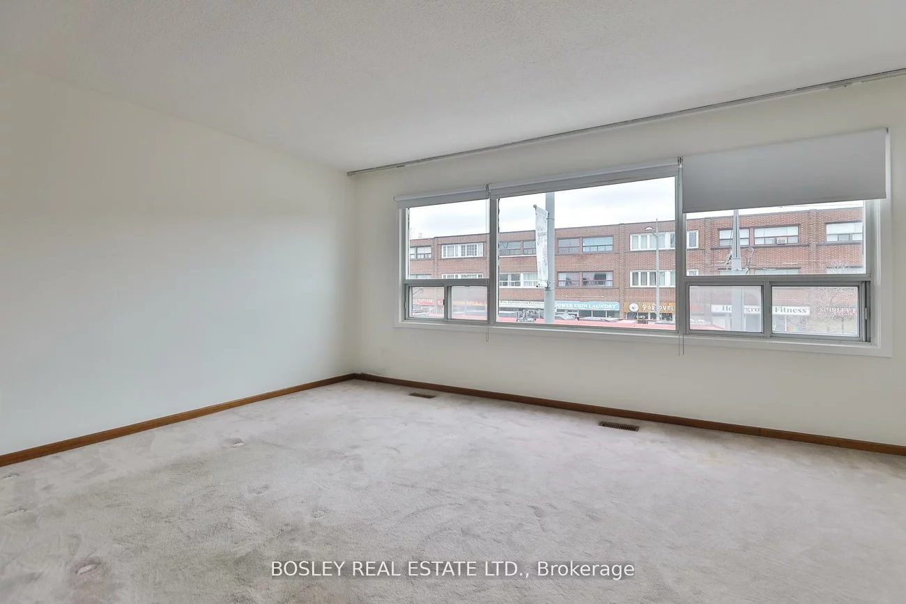 1674, St Clair, Weston-Pellam Park, Toronto