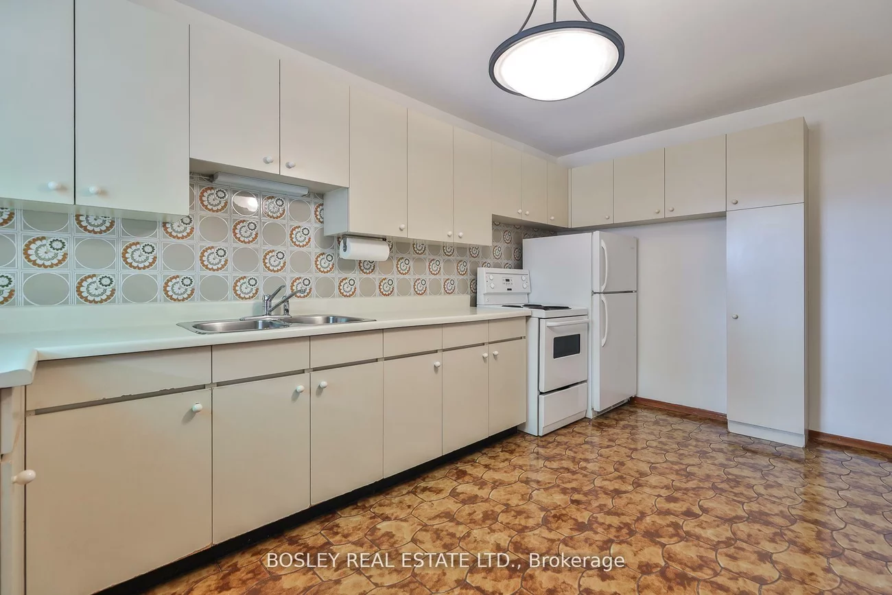 1674, St Clair, Weston-Pellam Park, Toronto