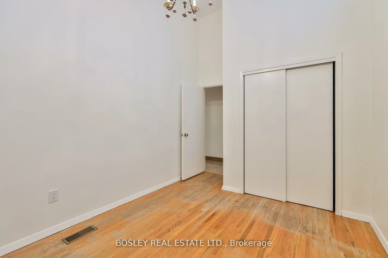 1674, St Clair, Weston-Pellam Park, Toronto
