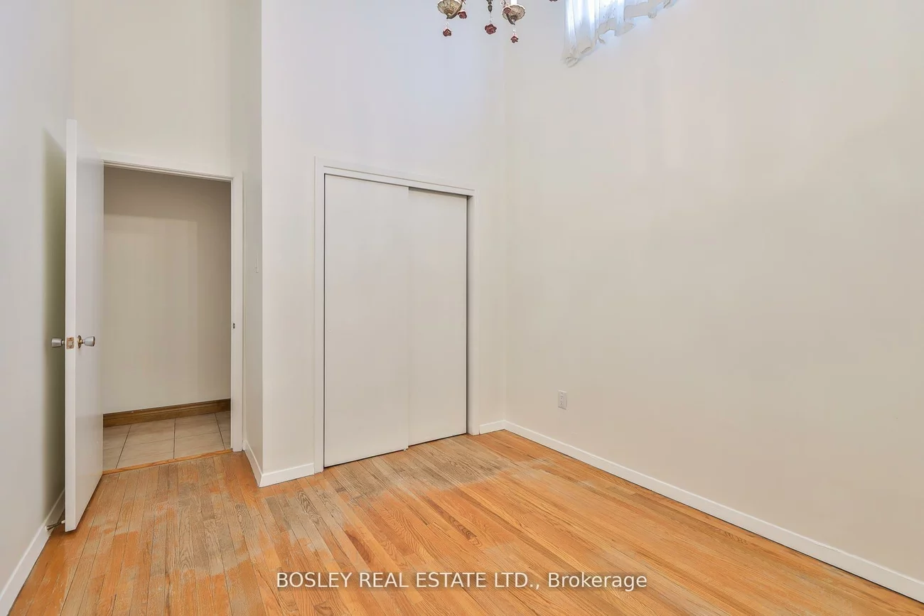 1674, St Clair, Weston-Pellam Park, Toronto