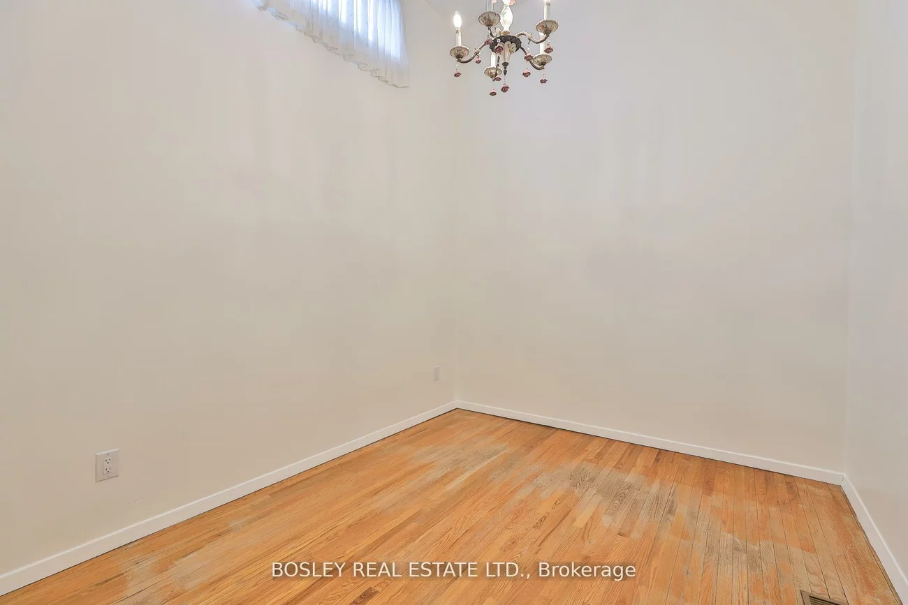1674, St Clair, Weston-Pellam Park, Toronto