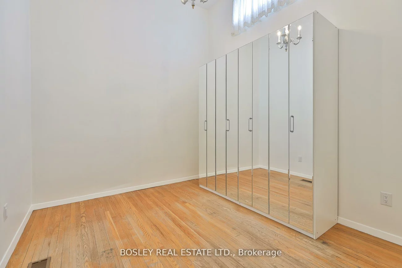 1674, St Clair, Weston-Pellam Park, Toronto