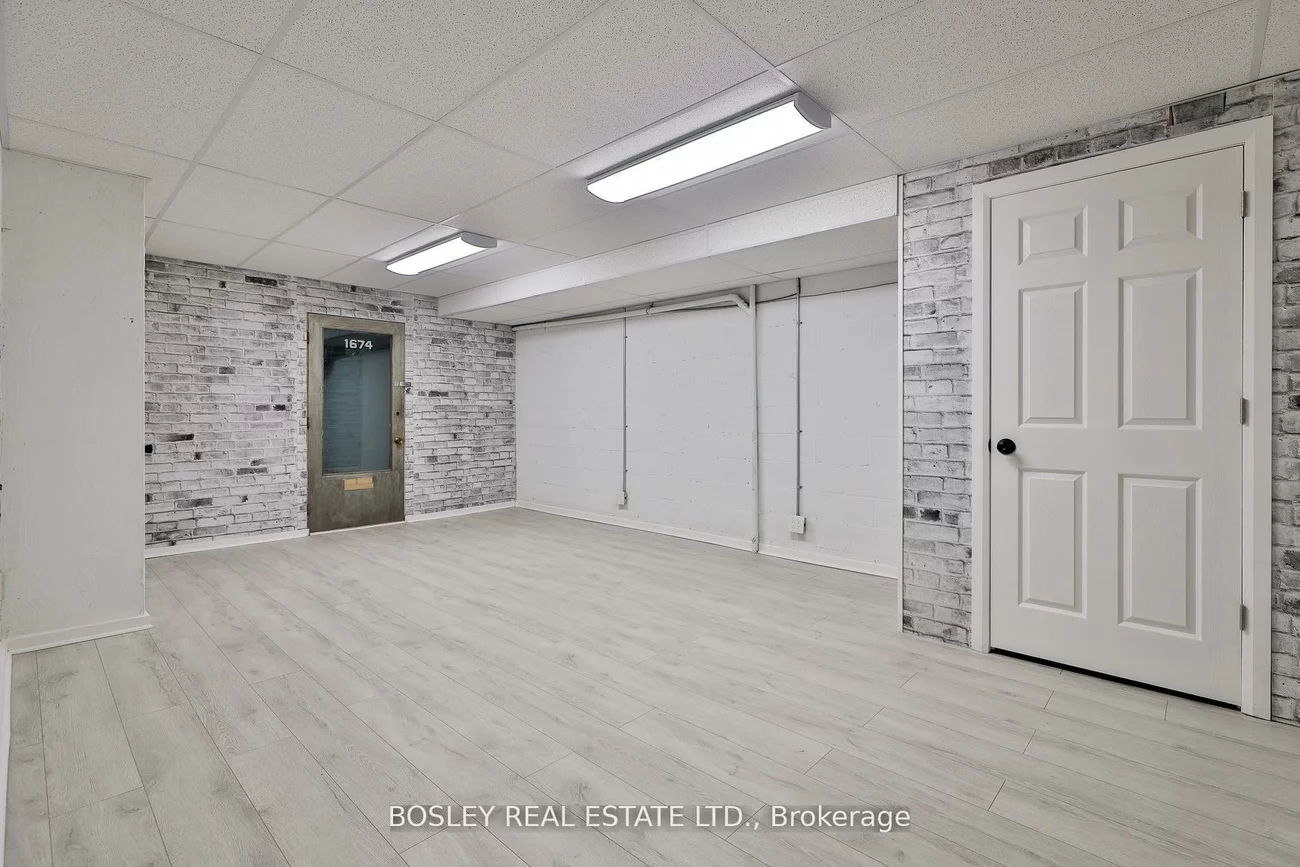 1674, St Clair, Weston-Pellam Park, Toronto