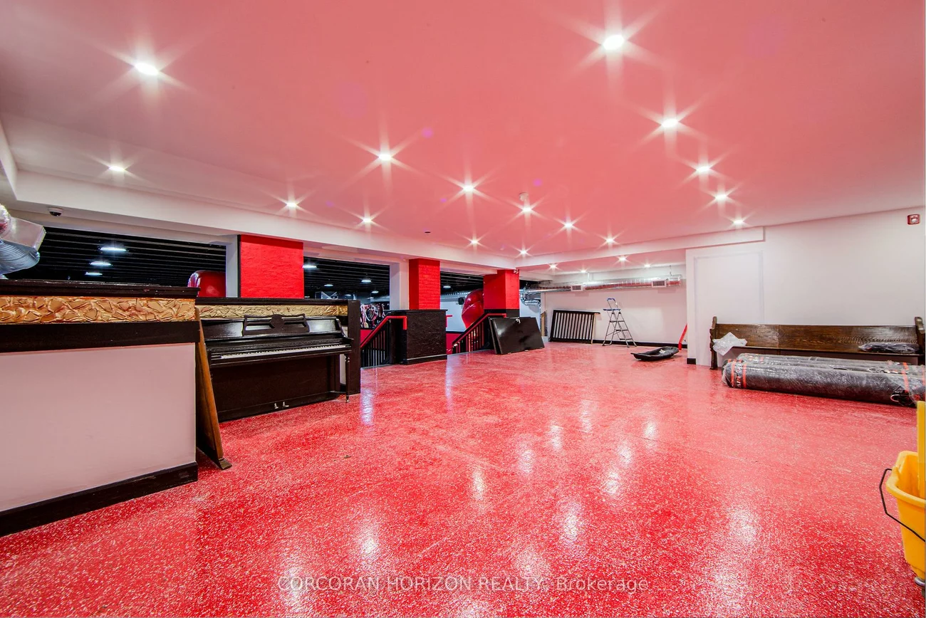 2261, Dundas, Roncesvalles, Toronto