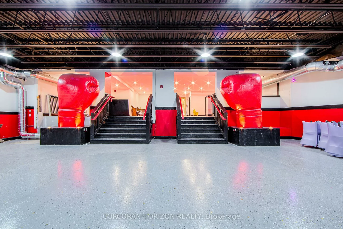 2261, Dundas, Roncesvalles, Toronto