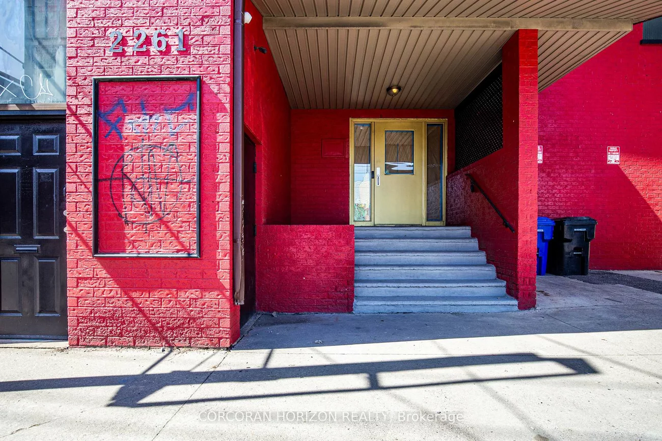 2261, Dundas, Roncesvalles, Toronto