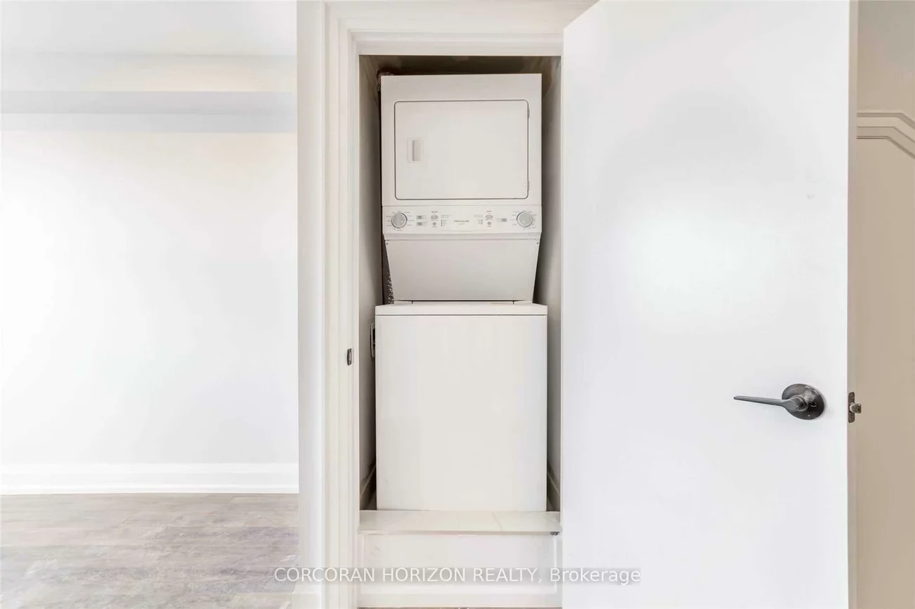2261, Dundas, Roncesvalles, Toronto
