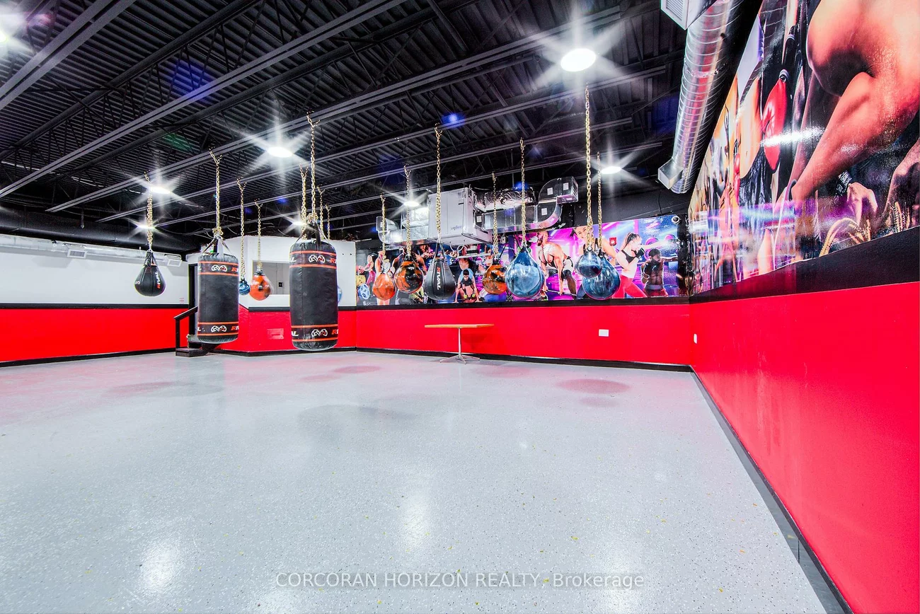 2261, Dundas, Roncesvalles, Toronto